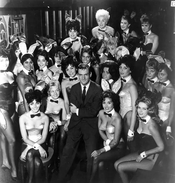 Milioner, wydawca magazynu Playboy, Hugh Hefner pozuje z grupą króliczków w jednym z amerykańskich klubów Playboy. Rok 1962 (Zdjęcie: Helmut Kretz/Getty Images)