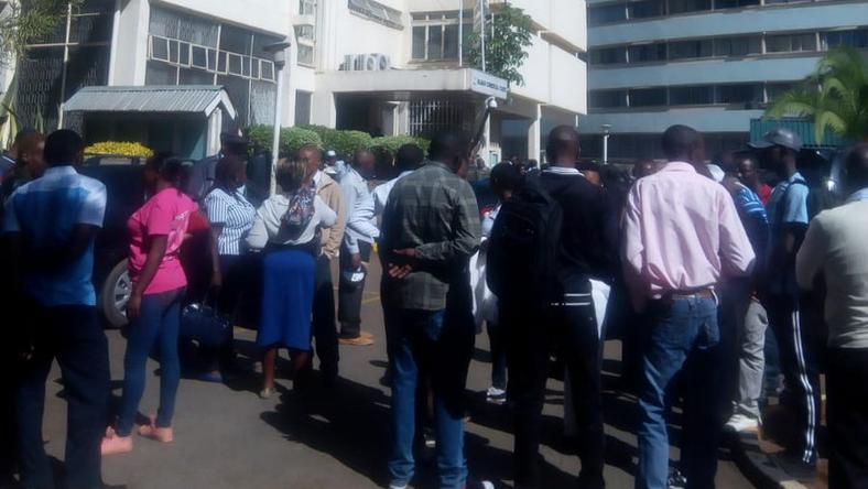 Crowd outside Milimani Law Courts after Gakuyo's lawyer was assaulted (Twitter)