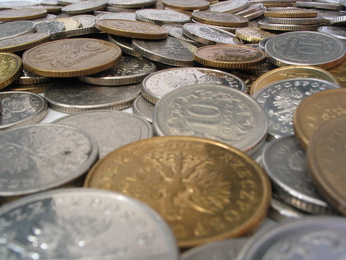 Złoty czeka na Kongres i traci