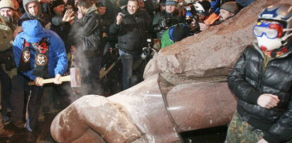 Ukraińcy rozbili pomnik Lenina. Film wysłanników Faktu