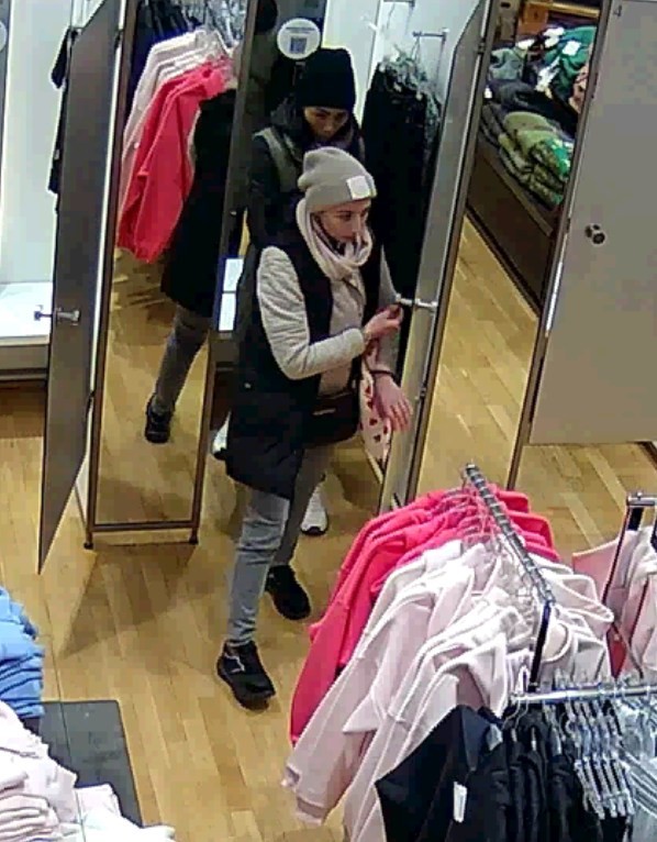 Polícia pátra po páchateľovi, ktorý odcudzil bankomatovú kartu a vybral peniaze z účtu.