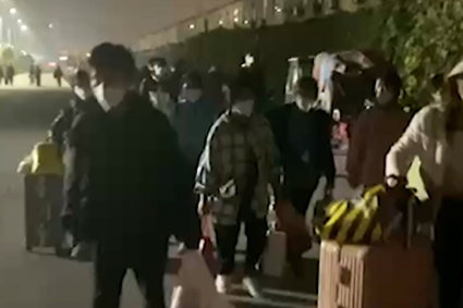 Pracownicy fabryki produkującej iPhone'y uciekają z zakładu. Co wydarzyło się w Zhengzhou?