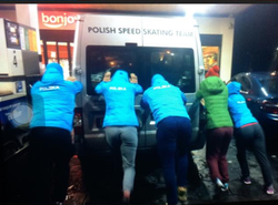 Polscy łyżwiarze szybcy pchali samochód w drodze na zawody PŚ w Heerenveen