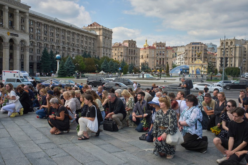 Novinari odaju počast Roščinoj u centru Kijeva