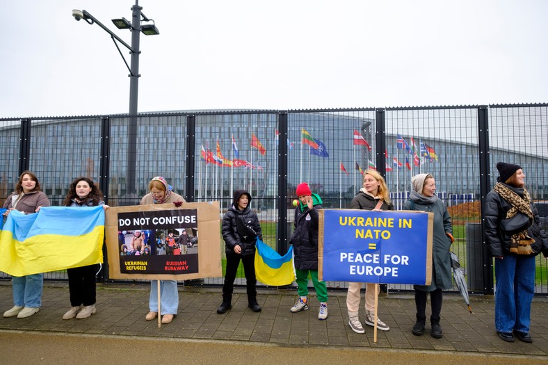 Protestujący przed siedzibą NATO żądają członkostwa Ukrainy w sojuszu, Bruksela, 27 listopada 2022 r.