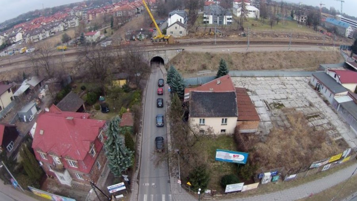 Ważna informacja dla kierowców i pieszych. W poniedziałek wykonawcy przebudowy linii kolejowej E30 zamkną wiadukt na ul. Zielony Most. W związku z tym zarówno ruch samochodowy, jak i pieszy zostanie skierowany na alternatywne trasy.