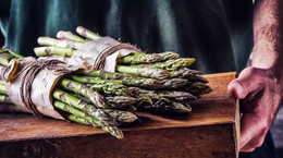 Sezon na szparagi - czy warto je jeść? Jak przygotować szparagi?