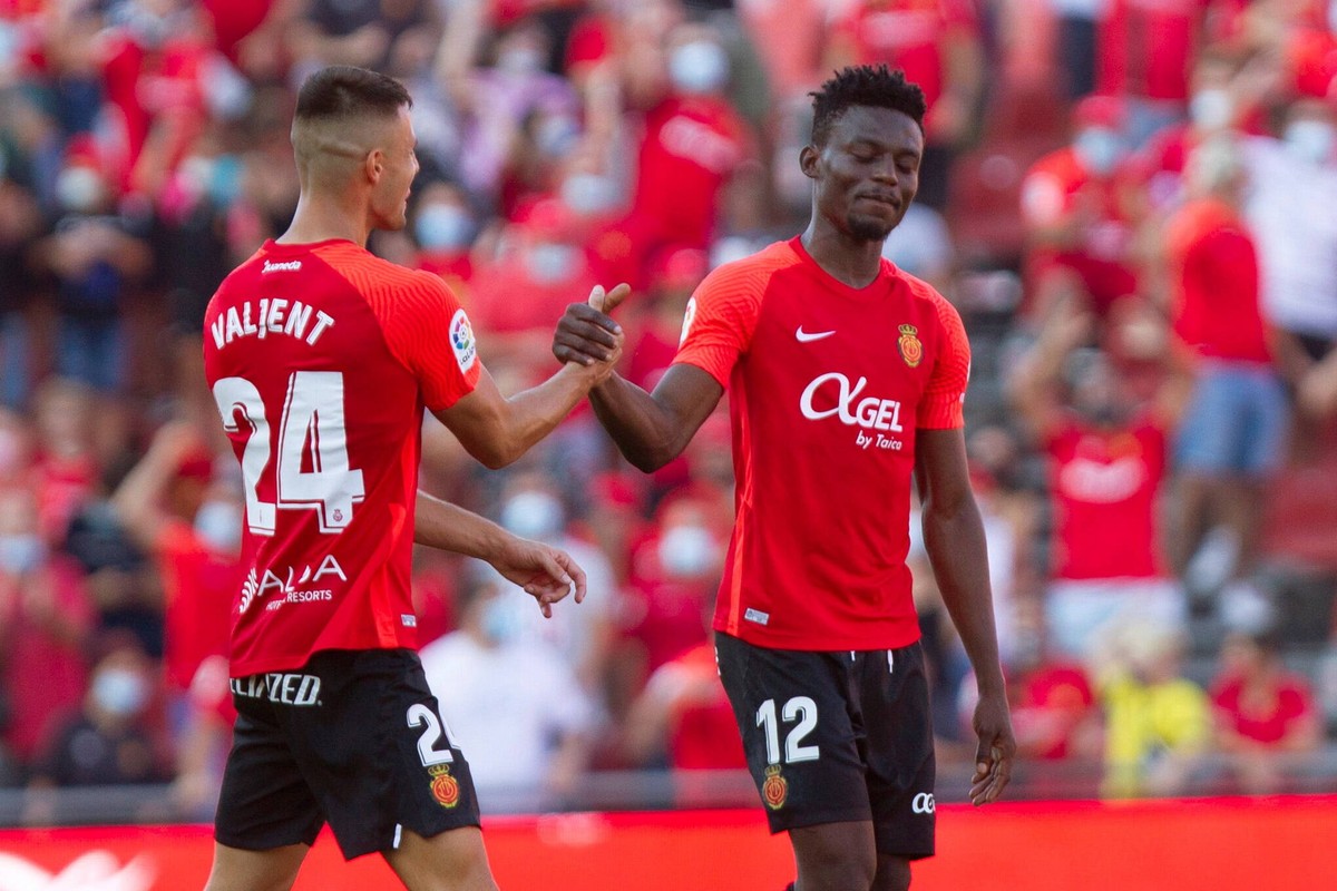 Piłkarz RCD Mallorca Idrissu Baba (P) cieszący się z bramki podczas meczu ligi hiszpańskiej z UD Levante