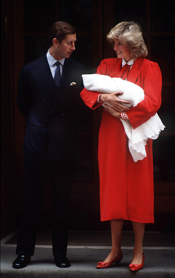 Pierwsze zdjęcia kolejnych członków rodziny Windsorów: księżna Diana i książę Karol z synem Harrym w 1984 r.