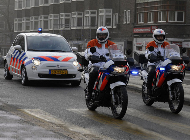 Polski fiat i policja na zdjęciu