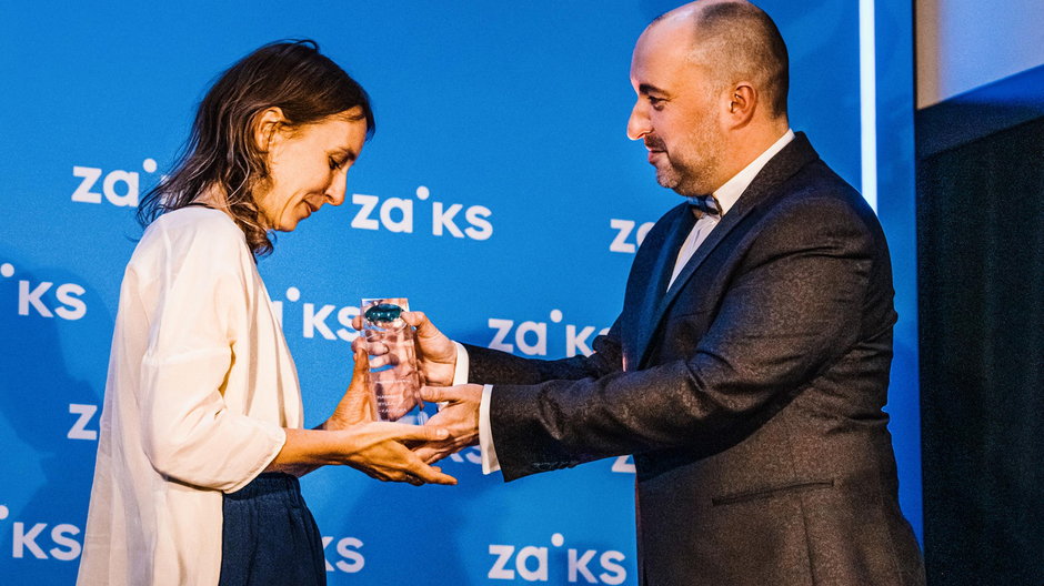 Hanna Bylka-Kanecka z grupy Holobiont odbiera nagrodę ZAiKS z rąk Miłosza Bembinowa