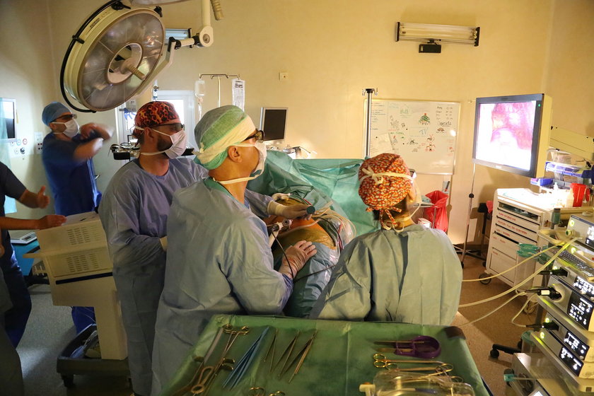 W Szpitalu Dzieciątka Jezus w Warszawie w 2015 roku lekarze przeprowadzili pierwsze w Polsce łańcuchowe przeszczepienie nerek.