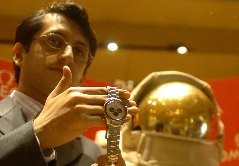 Zegarek Speedmaster Professional podczas premiery kolekcji "Speedmaster Mission - Moon to Mars" firmy Omega na wystawie w Bombaju, 15 lipca 2005 r.