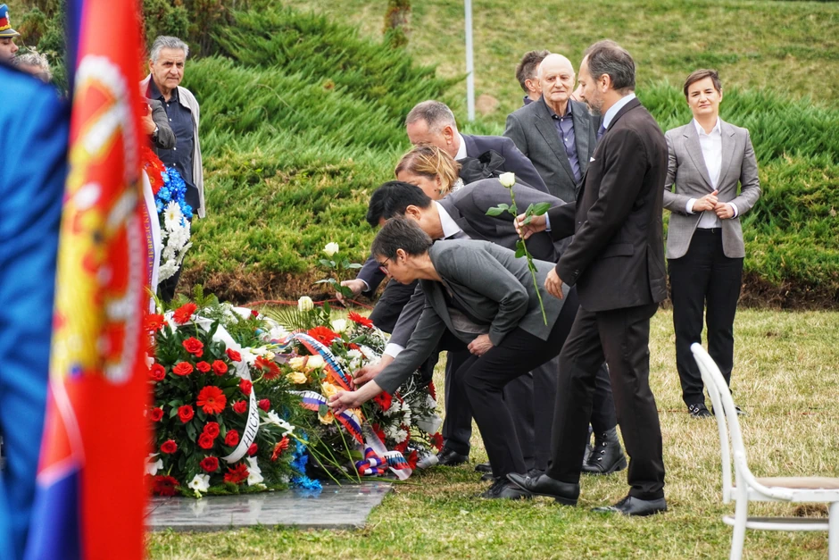 Premijerka je predvodila državnu komemorativnu svečanost povodom Dana sećanja na stradanje Srba, Roma i Jevreja u Jajincima