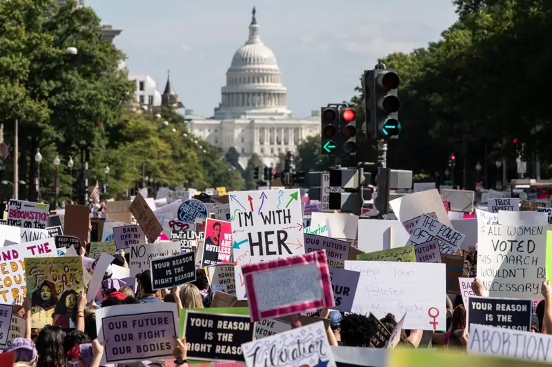 Aktywistki na rzecz praw kobiet maszerują do Kapitolu podczas corocznego Womens March, 2 października 2021 w Waszyngtonie. Wiele grup zorganizowało marsze w całym kraju, aby zaprotestować przeciwko nowemu prawu aborcyjnemu w Teksasie / Joshua Roberts, Getty Images