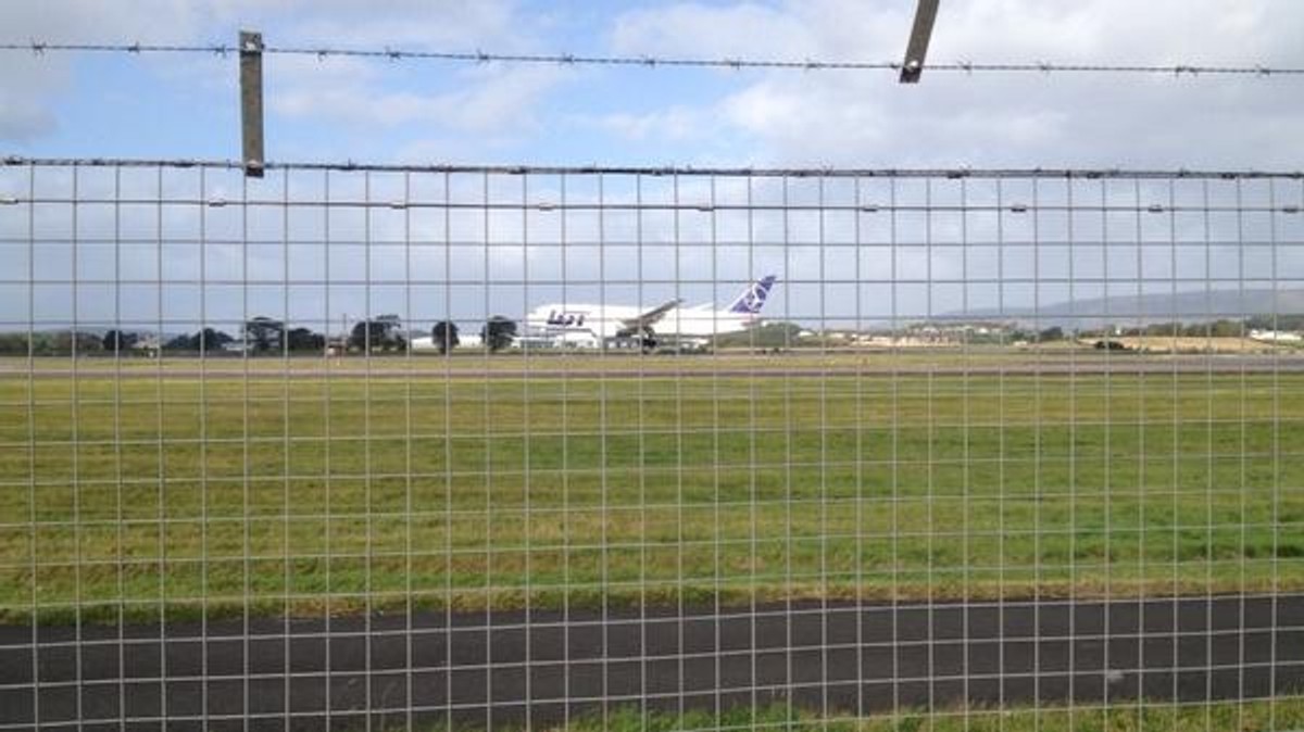 Samolot LOT-u na lotnisku w Glasgow