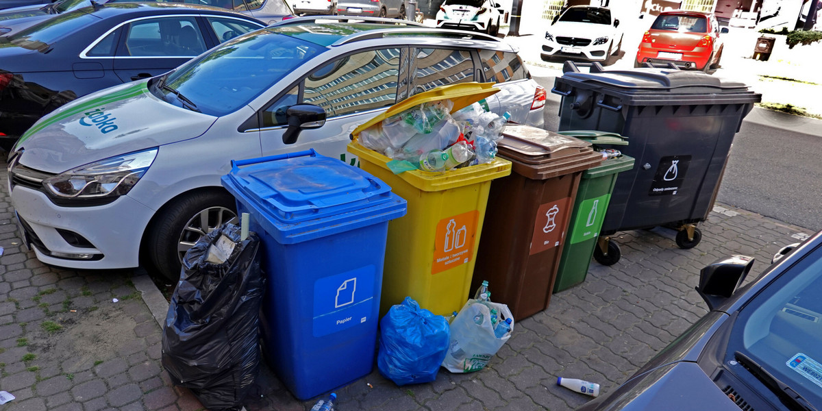 Pojemniki na śmieci segregowane w Warszawie