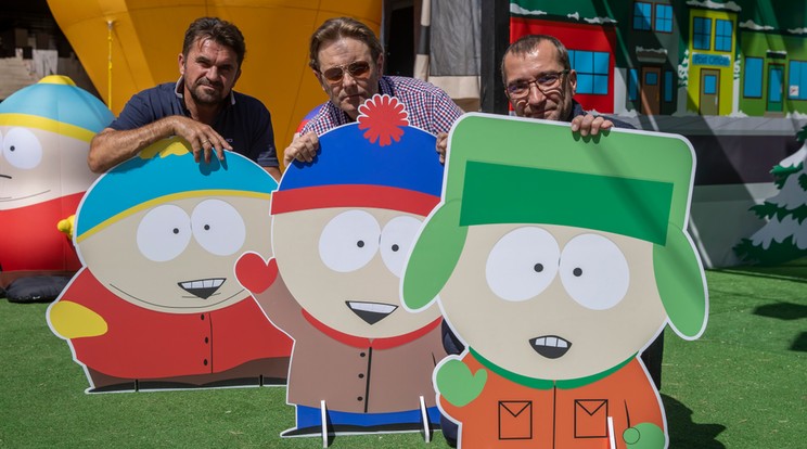 Az Eric Cartman hangját kölcsönző Csőre Gábor,  a Stan Marsht szinkronizáló Bozsó Péter és  Kyle Broflovski magyar hangja, Dolmány Attila -CZ