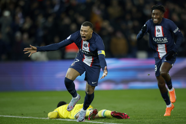 epa10503673 Paris Saint Germain's Kylian Mbappe celebrates scoring the 4-2 lead during the French Ligue 1 soccer match between PSG and FC Nantes, in Paris, France, 04 March 2023. Mbappe became the all time goal scorer for PSG with 201 goals. EPA/YOAN VALAT Dostawca: PAP/EPA.