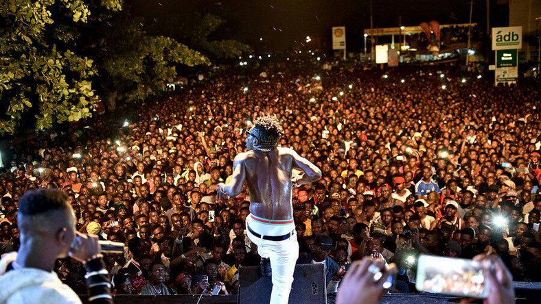 Video: Hundreds of fans welcome Shatta Wale at Kotoka Airport ...