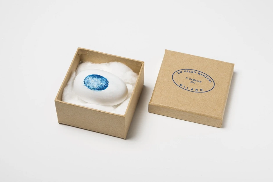 Kroz ciklus radova prikazan u Galeriji RIMA Damnjan odaje priznanje Pjeru Manconiju, jednom od začetnika konceptualnih umetničkih praksi