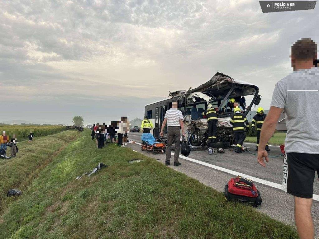 Pri Drienovci sa zrazili nákladné auto a autobus.