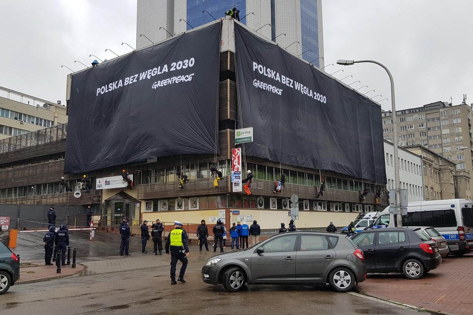 ÅšmiaÅ‚a akcja. Zrobili to z budynkiem PiS. Ale to nie wszystko...