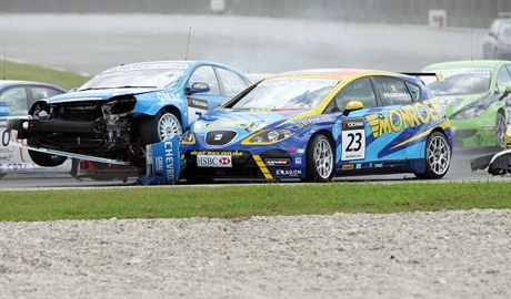 CURITIBA/11/07/2007-/  PRIMEIRA ETAPA DA CORRIDA INTERNACIONAL  WTCC EM CURITIBA- O PILOTO NICOLA LARINE NUMERO 7 E ARREMESSADO DURANTE  PRIMEIRA ETAPA DO WTCC NO AUTODROMO INTERNACIONAL DE CURITIBA- FOTO ORLANDO KISSNER.