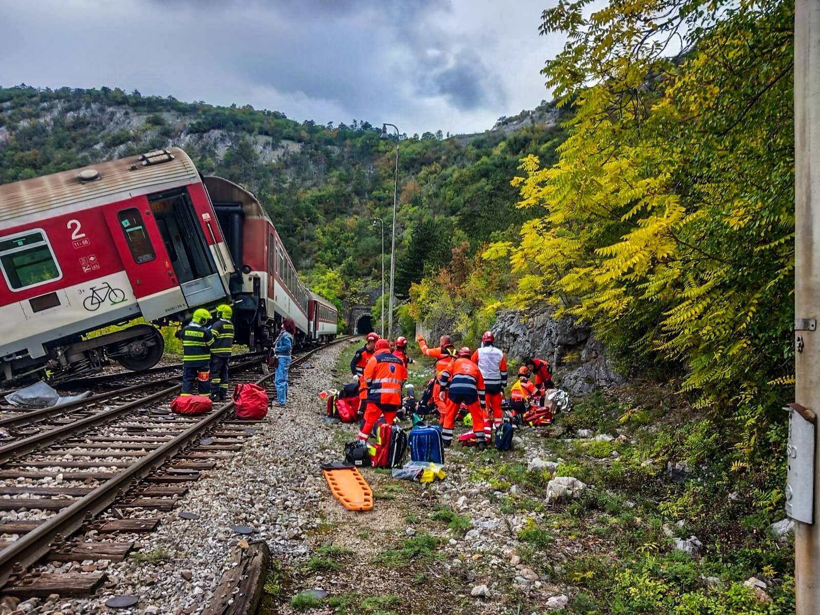 Pred tunelom v obci Jablonov nad Turňou došlo k zrážke dvoch rýchlikov.