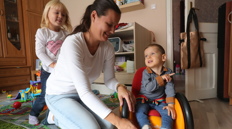 Viktória, az anyuka abban bízik, hogy Levente jár majd és táncol a nővérével, Hannával / Fotó: Varga Imre