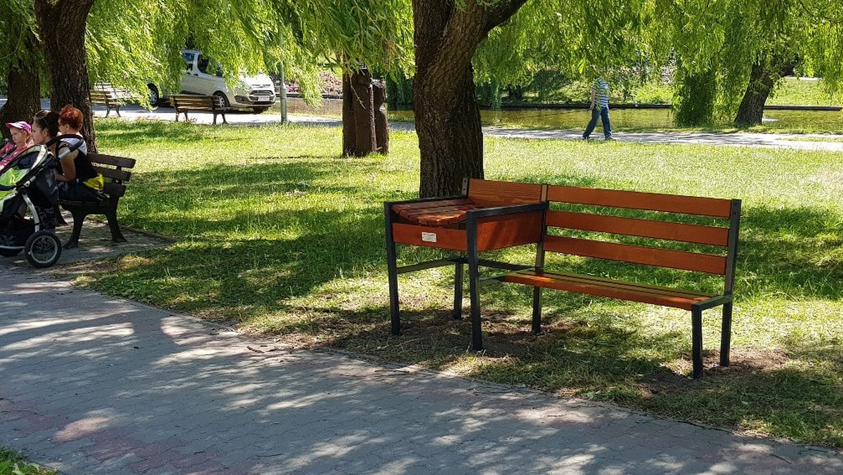 W Olsztynie stoją już dwie ławeczki przeznaczone dla mam karmiących piersią. Wczoraj zostały ustawione w parkach Centralnym i Kusocińskiego. Obie lokalizacje wskazali w specjalnym głosowaniu mieszkańcy.