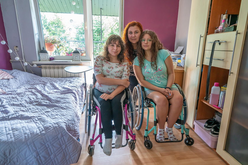Pani Sylwia sama wychowuje dwie niepełnosprawne córki i buduje im dom
