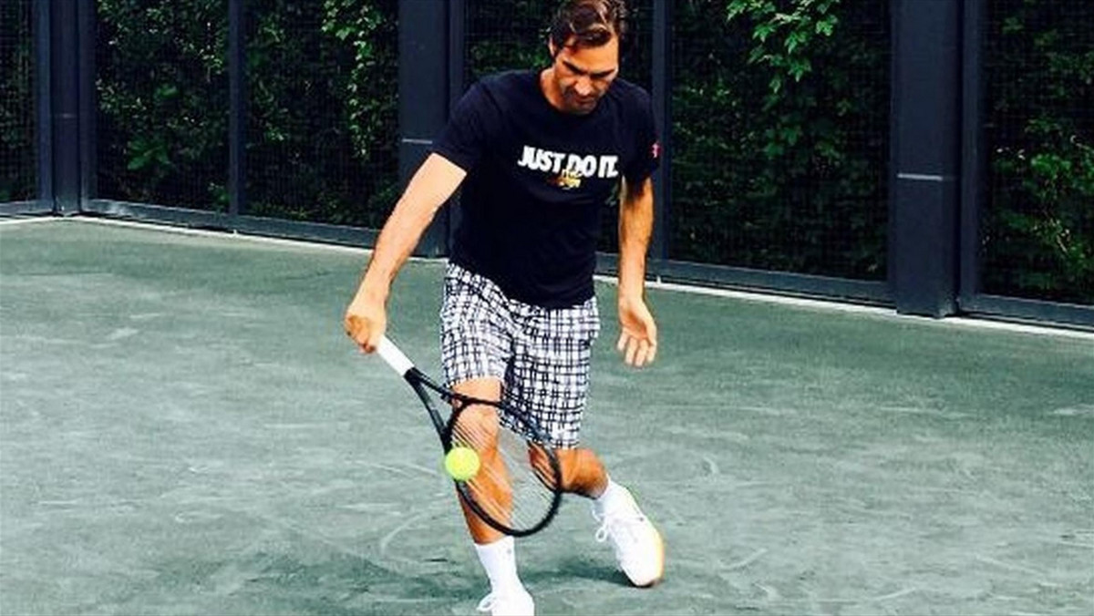 Szwajcarski maestro pojawił się na korcie po raz pierwszy od czasu Wimbledonu. Roger Federer wrzucił na jeden z portali społecznościowych filmik z treningu. Tenisista z Bazylei ma jednak wrócić do poważnego grania dopiero na początku przyszłego roku.