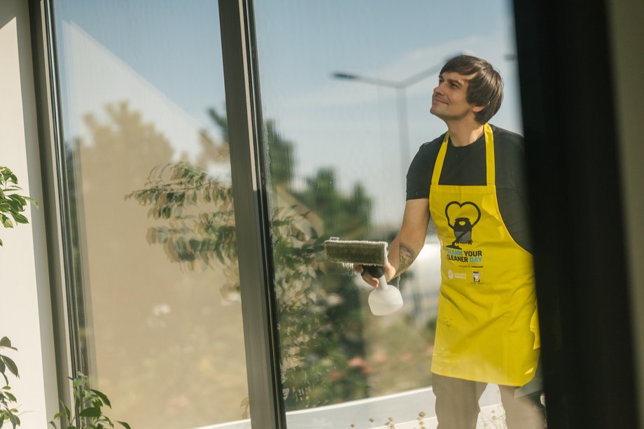  Osoby odpowiedzialne za utrzymanie czystości, bezpieczeństwa, a także higieny w miejscach pracy zatrudniane przez firmy czystościowe przechodzą obowiązkowe szkolenia podnoszące kwalifikacje i umiejętności.