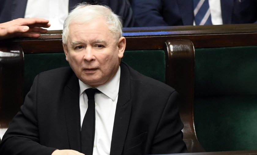 Jarosław Kaczyński jest chory. Lekarze kazali mu leżeć. Nie posłuchał