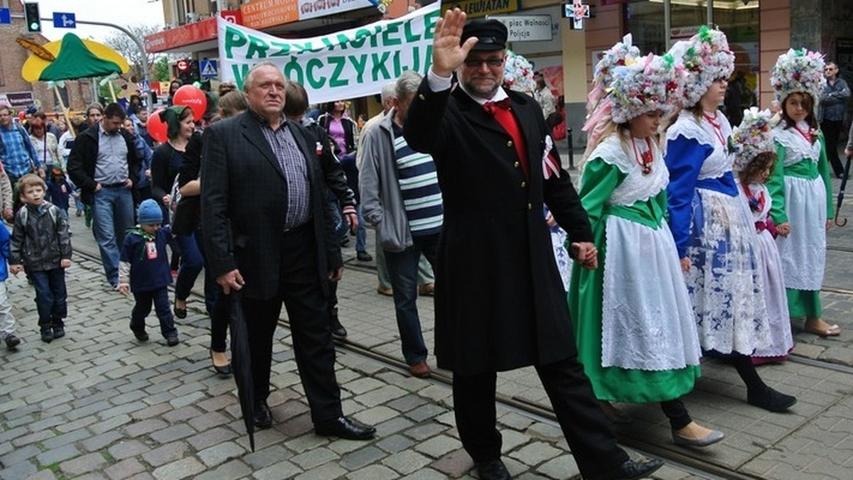 Pod takim hasłem już  po raz drugi rada Osiedla Stare Miasto zaprosiła wszystkich poznaniaków na swój festyn. Zabawa zaczęła się od przemaszerowania przez centrum miasta pod wodzą orkiestry dętej.