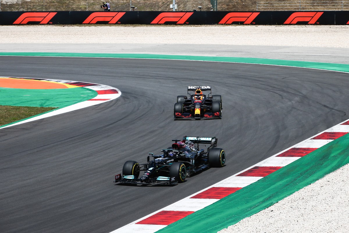 Na przedzie Lewis Hamilton z Mercedes-AMG Petronas
