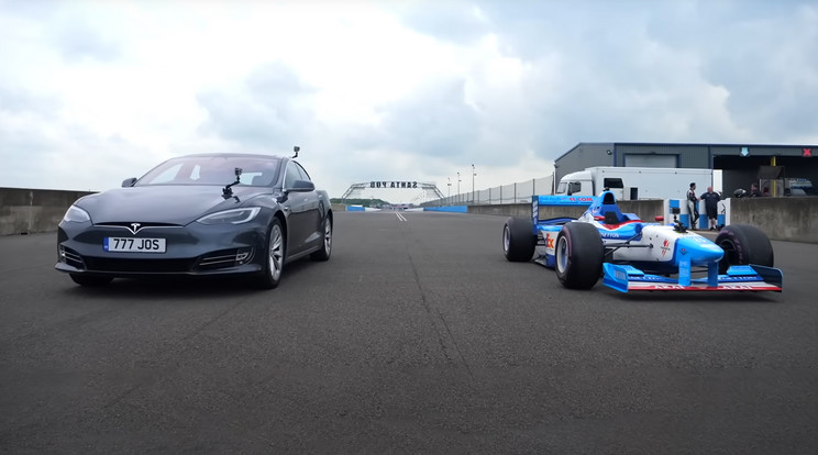 Egy Tesla és egy Forma-1-es autó a versenypályán küzdött meg egymással / Fotó: Overdrive / YouTube