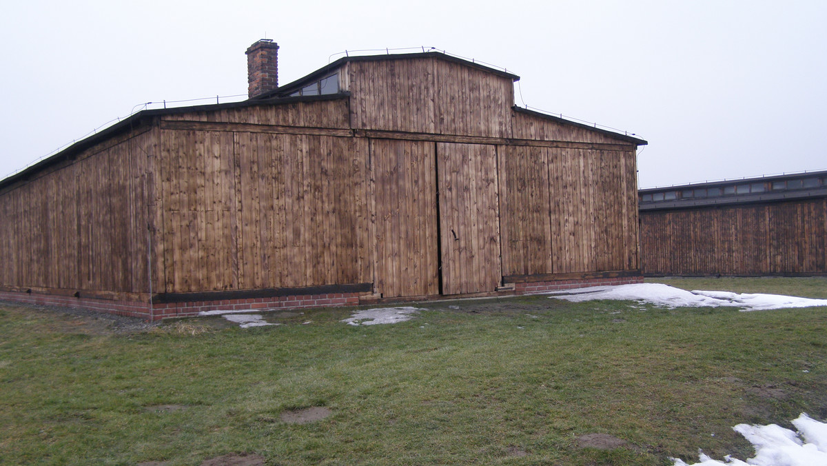 Połowa baraku więźniarskiego z byłego niemieckiego obozu Auschwitz II-Birkenau, która przez wiele lat była elementem wystawy w waszyngtońskim Muzeum Holokaustu, wróciła ze Stanów Zjednoczonych do Polski – poinformowało Muzeum Auschwitz.