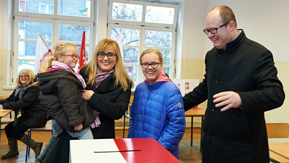 - Druga tura zawsze uczy pokory. To jest ważna lekcja - tak wyniki sondażowe w niedzielę wieczorem komentował Paweł Adamowicz. - Taki wynik to duży sukces, który da możliwość zmiany tego, co się obecnie w Gdańsku dzieje - przekonywał Andrzej Jaworski.