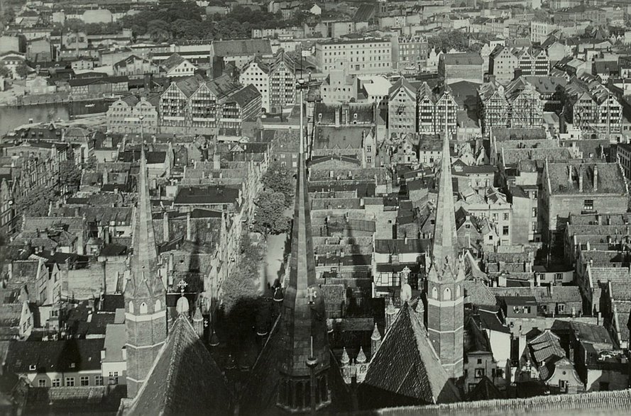 Widok z wieży bazyliki na ul. Mariacką w roku 1935