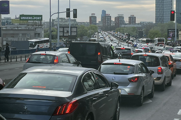 Na auto-putu se mili duž 10 kilometara, KOLAPS NA BRANKOVOM MOSTU: Automobili se jedva kreću, ljudi pešaka prelaze most, evo gde su još sve gužve (FOTO, VIDEO)