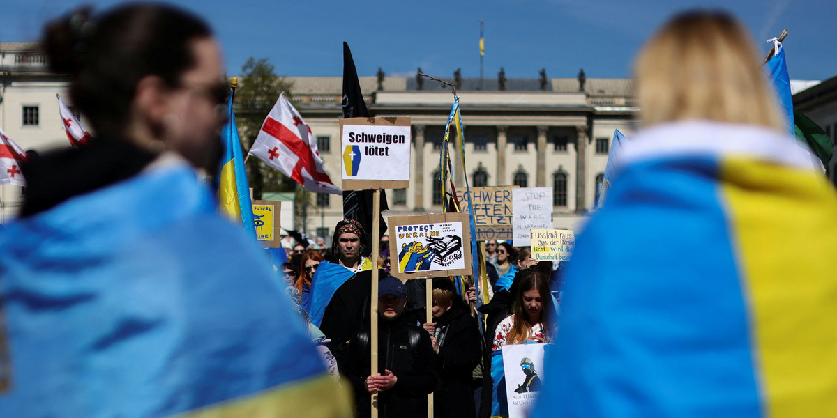 Niemcy zakazały eksponowania flag ukraińskich i rosyjskich 9 maja. 