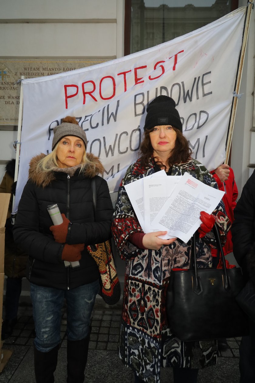 Mieszkańcy ulicy Warneńczyka protestowali przed urzędem: Urzędnicy chcą nam urządzać życie 