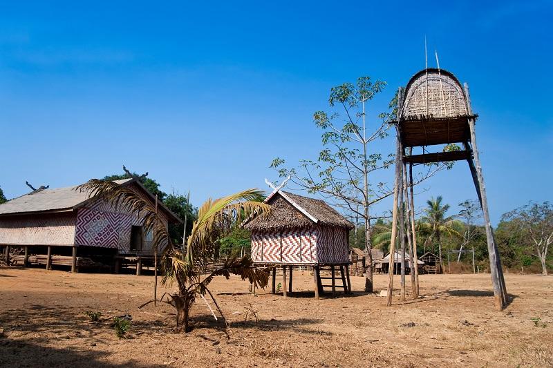 Chatka kobiety i wyższy "dom mężczyzny". Wioska plemienia Kreung [niedaleko Banlung, prowincja Ratanakiri, Kambodża]