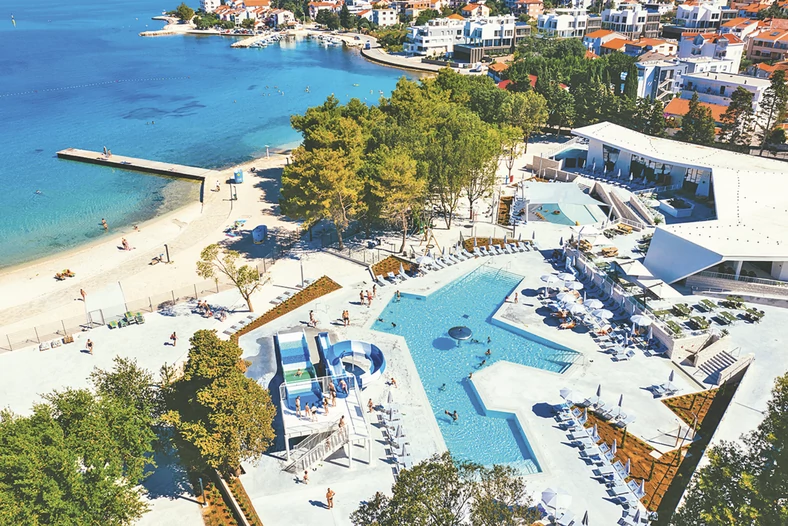 Do najważniejszych atrakcji kempingu w Zadarze należą wodny plac zabaw i 200-metrowa plaża