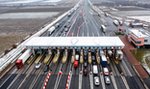 Uciekający przed horrorem wojny nie muszą płacić za przejazd autostradami. Ale nie tylko uchodźcy zostali zwolnieni z opłat