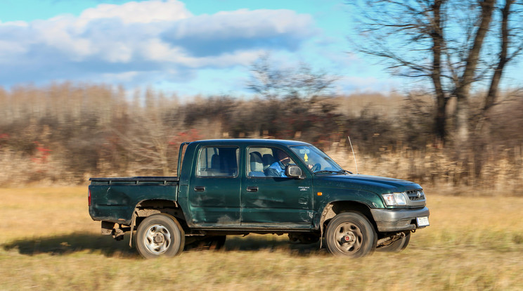 Ez csak egy szakadt Toyota Hiluxnak néz ki, ami a külsőt illetően stimmel is, de műszakilag patent az autó. Egy erdészjárgány kalandos életét mutatjuk be