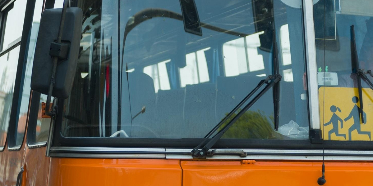 Zamknęli 3-latka w szkolnym autobusie. Dziecko spędziło w nim 2 godziny, zanim przyszła pomoc.