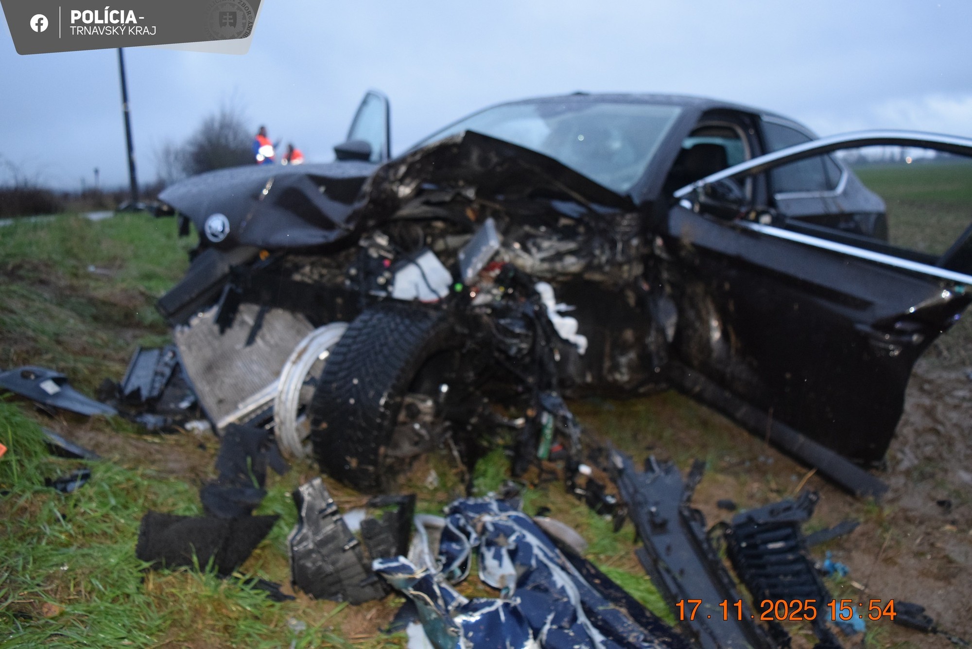 Po nehode pri Banke skončili v nemocnici traja ľudia.